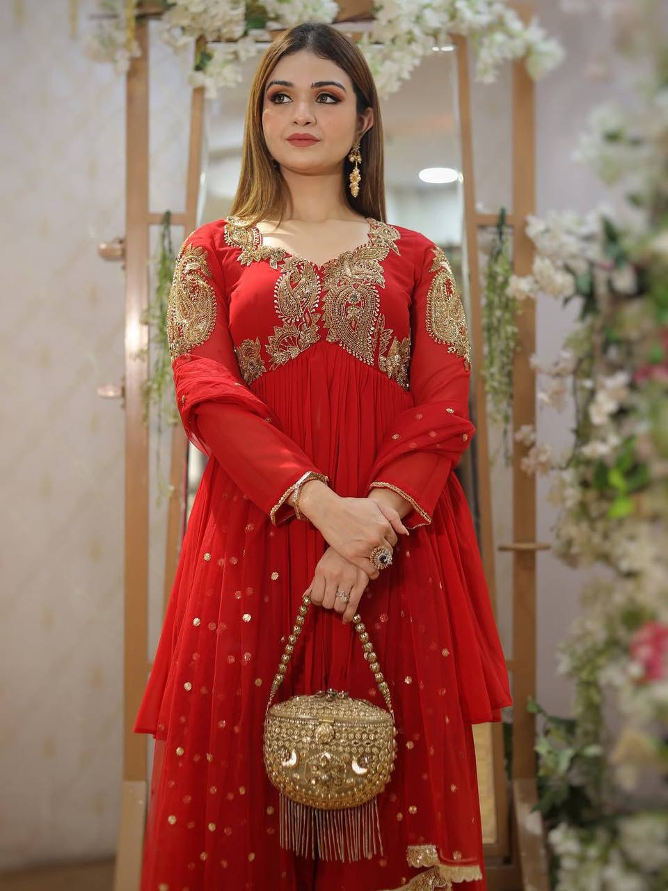 Add a statement of elegance to your festive collection with this Exclusive 3-Piece Plazzo Pair with Dupatta ✨.